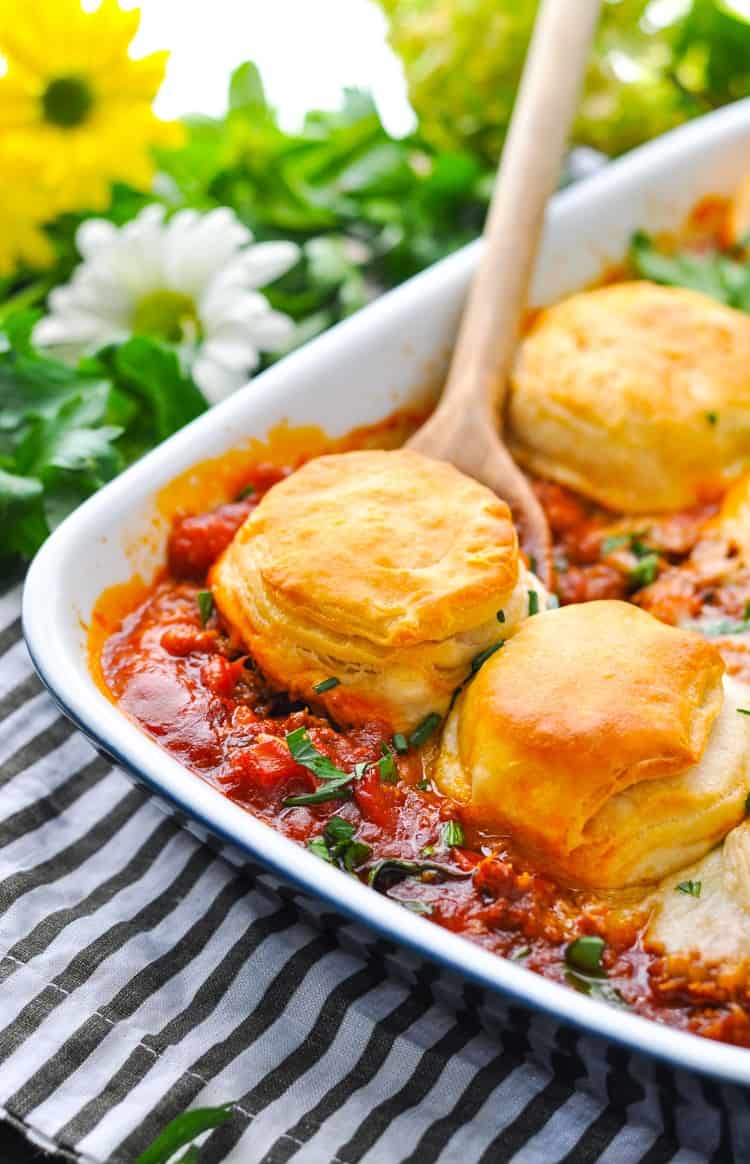 This Quick and Easy Pizza Pot Pie is an easy weeknight dinner that's made in one dish! Ground Beef Recipes | Easy Dinner Recipes | Dinner Ideas | Casserole Recipes