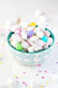 Easter Muddy Buddies recipe in a turquoise and white bowl