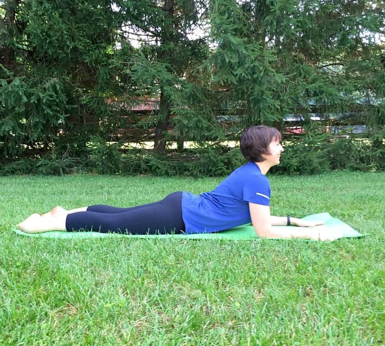 If you're looking to improve your flexibility, recover from a tough workout, or just wind down and relax, this 10 Minute Evening Yoga for Beginners is just what you need!