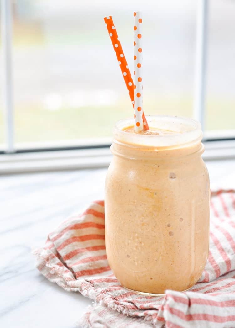 A 2-minute PUMPKIN SPICE SMOOTHIE is a healthy breakfast or snack that's full of protein! Smoothie Recipes | Pumpkin Recipes | Healthy Breakfast Recipes #smoothie #pumpkin #breakfast #snack