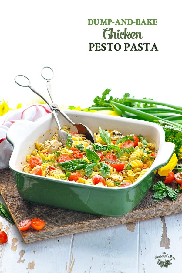 een eenvoudig en gezond diner recept gemaakt met kipfilets: Dump en Bak de Kip Pesto Pasta