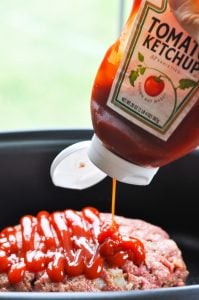 Squirting ketchup on meatloaf