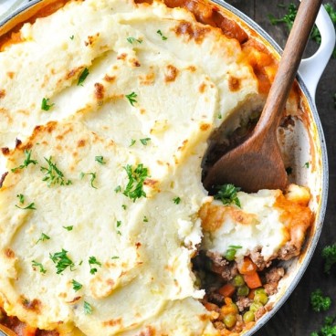 Close up shot of cottage pie in a white cast iron skillet