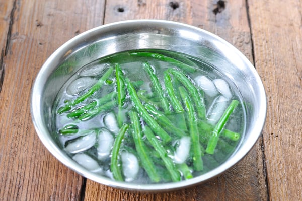 Shocking green beans in ice water