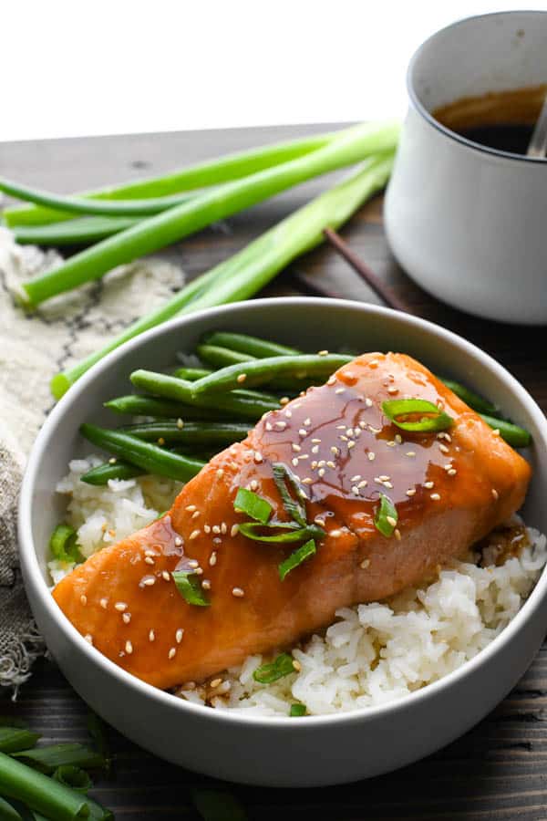 Teriyaki salmon fillet with rice and green beans in a bowl