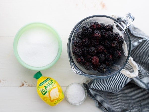 Ingredients for blackberry jam without pectin or with pectin