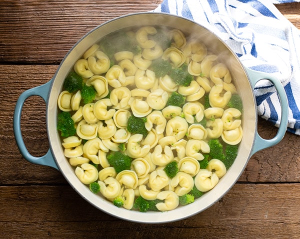 Boiling tortellini and broccoli in a pot of water
