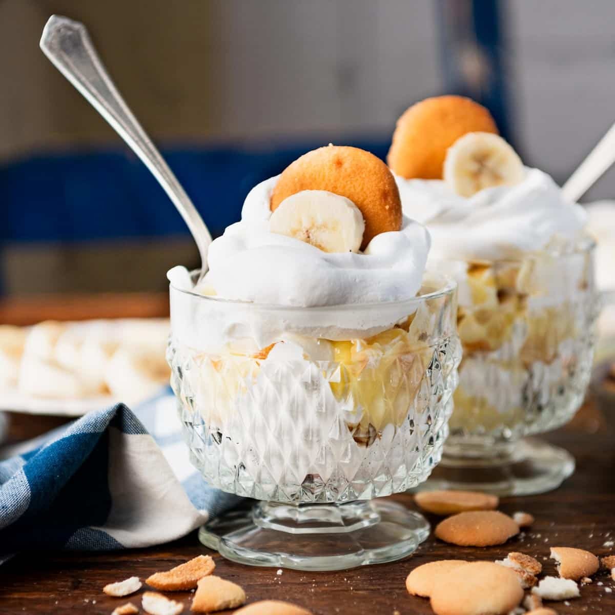 Quick and easy banana pudding recipe on a wooden table.