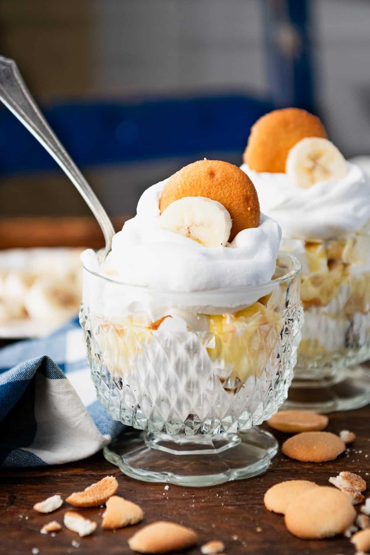 Side shot of two bowls of easy banana pudding.