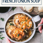 Comer a mano un tazón de sopa de cebolla francesa fácil con un cuadro de título de texto en la parte superior