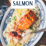 Fotografía cenital de un tenedor comiendo un trozo de salmón anaranjado con superposición de título de texto