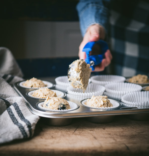 Sacar la masa para muffins en un molde para muffins.