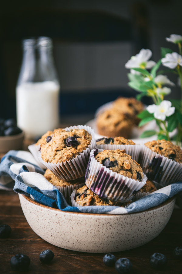Foto lateral de muffins de plátano y arándanos saludables en un tazón.