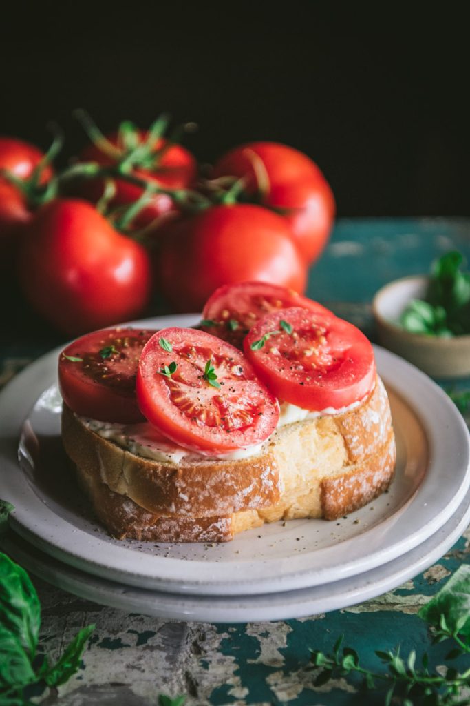 Slices of tomato on white bread