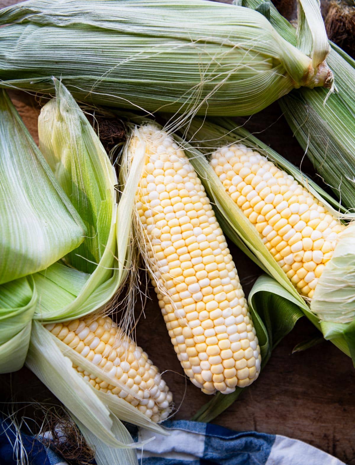 Ears of fresh corn.