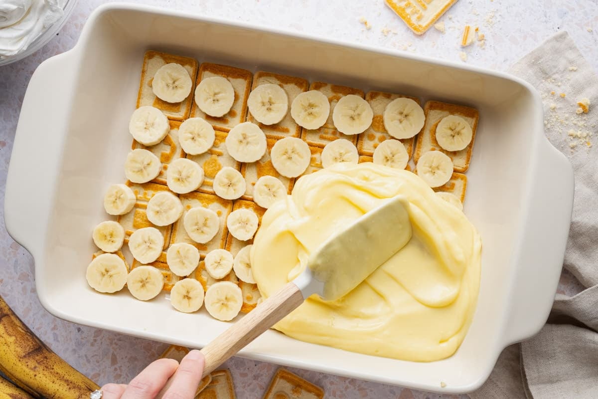 Spreading the vanilla pudding layer.